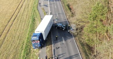 Lingen - 54-Jähriger lebensgefährlich verletzt - zwei weitere Verletzte - Pkw gerät in Gegenverkehr - Übersicht4