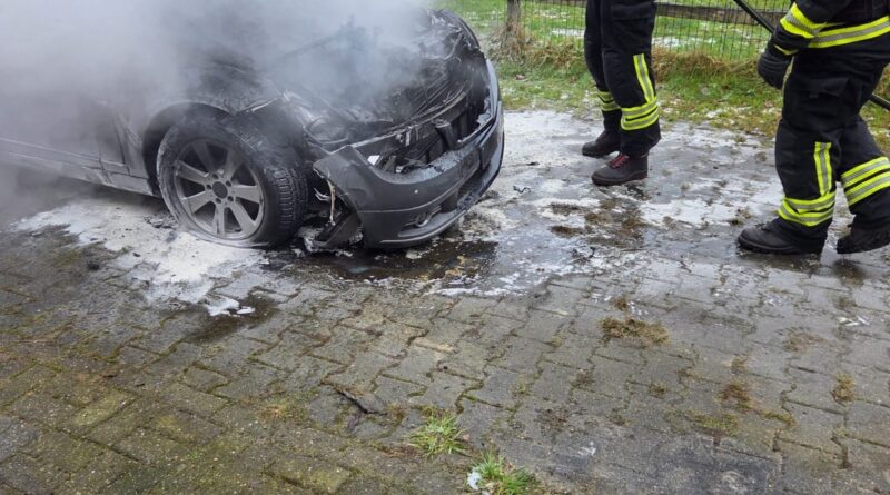 Pkw brennt auf Hofeinfahrt