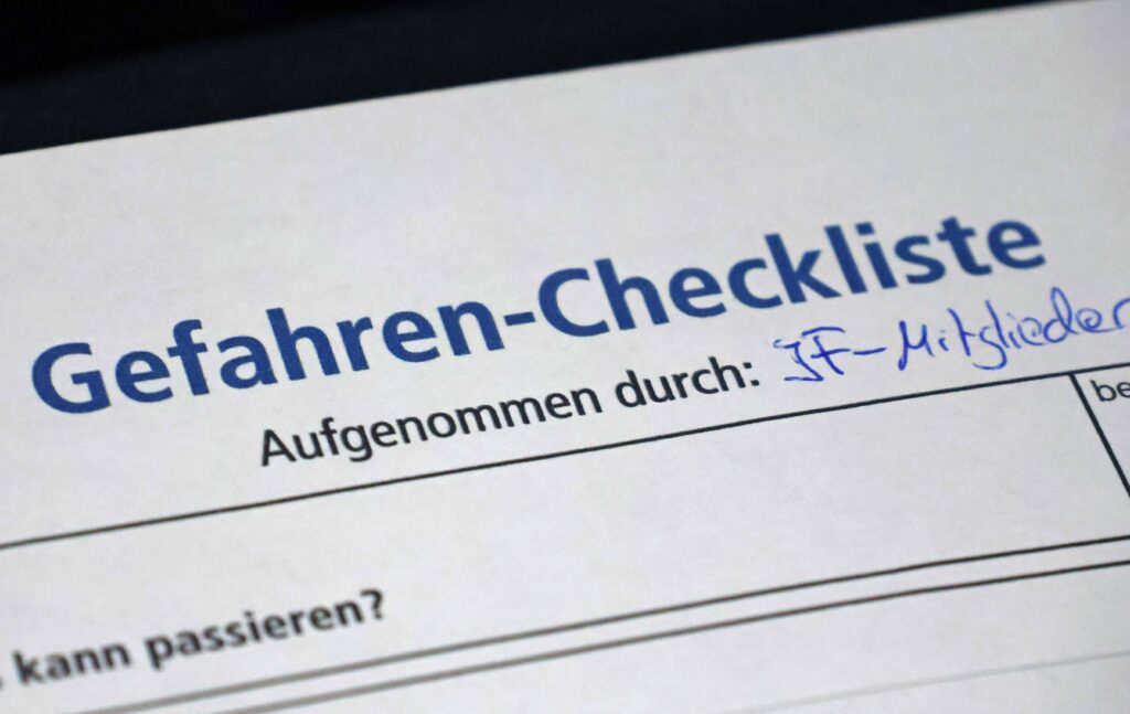 Mit diesen Checklisten gingen die jungen Feuerwehrleute mit offenen Augen ...hrhaus