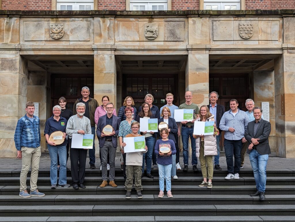 Das waren die Gewinnerinnen und Gewinner des dritten Nordhorner Artenschutzpreises. Nun geht die Auslobung in die vierte Runde. Foto: Stadt Nordhorn