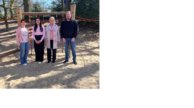 (von links nach rechts: Gudrun Fockers, pädagogische Leitung, eine pädagogische Fachkraft der KiTa Bergland, Birgit Beckermann, Stadträtin, Daniel Gützlaff, Fachbereichsleitung). Foto: Stadt Nordhorn